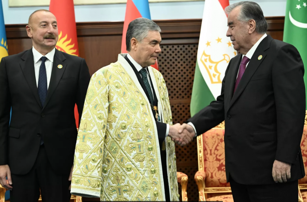 Рахмон вручил Бердымухамедову высшую награду глав стран Центральной Азии