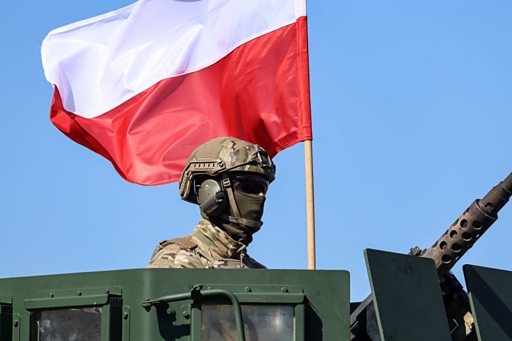 Два польских генерала подали в отставку перед выборами. Оппозиция обвиняет правящую партию в политизации армии