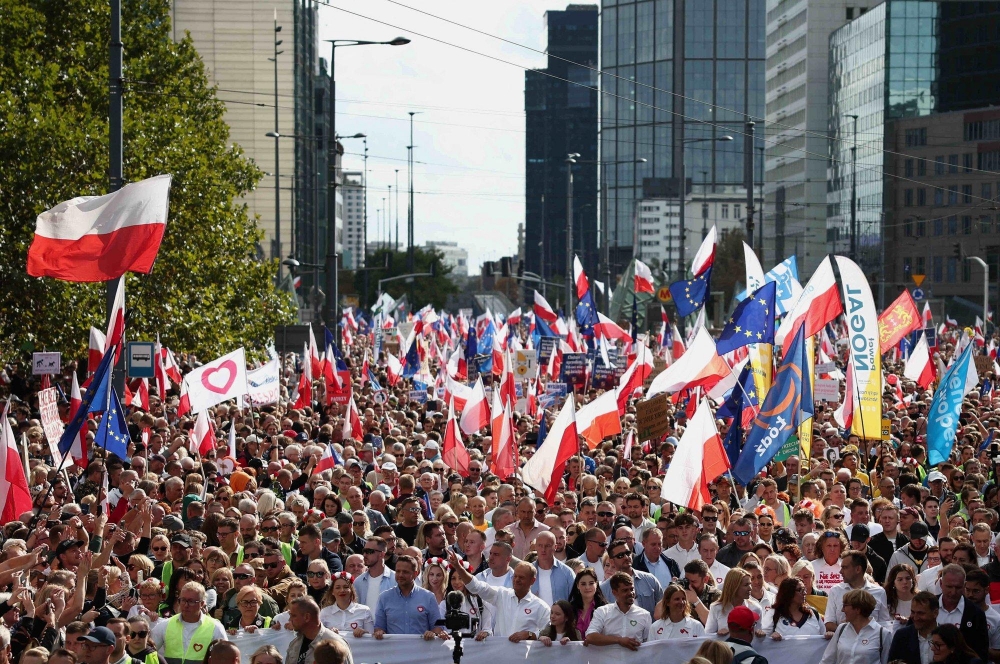 В Варшаве сотни тысяч людей вышли на акцию протеста