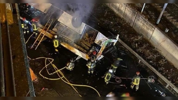 В Венеции автобус с туристами упал с эстакады и загорелся. Погибли более 20 человек