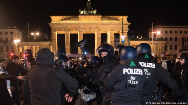 В Берлине пропалестинские демонстранты напали на полицию