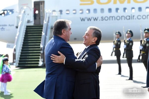 Рахмона тепло встретили в аэропорту Ташкента