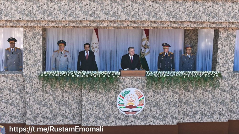 Эмомали Рахмон и Рустам Эмомали приняли участие в военном параде подразделений МВД по случаю «Дня таджикской милиции»
