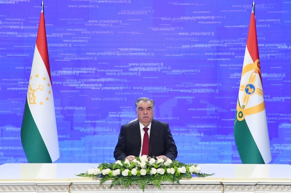 Президент поздравил таджикистанцев с Днем Конституции