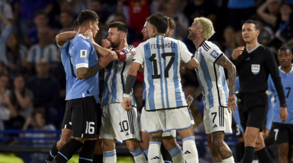 Месси схватил за горло защитника сборной Уругвая во время матча отбора ЧМ-2026