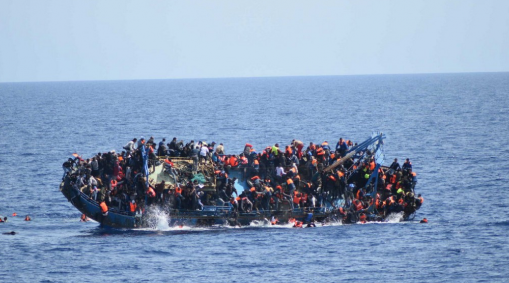 Мигрантов заставили выпрыгнуть из лодки у берегов Испании, есть погибшие