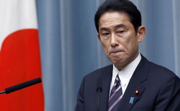 Премьер Японии из-за скандала покинул фракцию