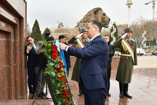 Заместитель Премьер-министра – Министр иностранных дел Республики Казахстан Мурат Нуртлеу возложил венок к подножию памятника Исмоили Сомони