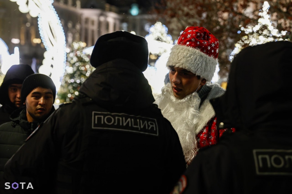 В новогоднюю ночь полиция массово задерживала мигрантов в Петербурге и Москве.