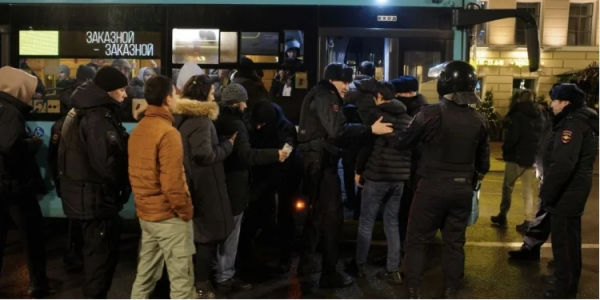 Полиция задержала три тысячи мигрантов в новогоднюю ночь в Петербурге.