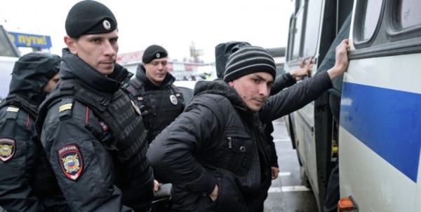 СМИ: В Петербурге полиция задержала тысячи мигрантов, чтобы набрать «добровольцев» на войну.