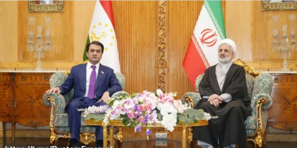 Рустам Эмомали прибыл Иран с официальным визитом.