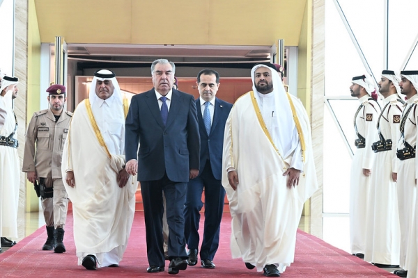 Эмомали Рахмон отправился с государственным визитом в Катар