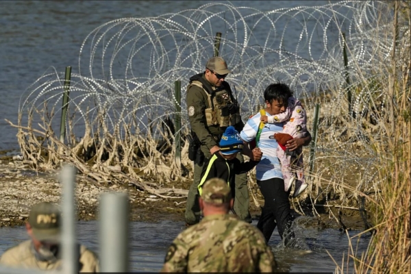 Власти Техаса вывезли в другие штаты более 102 тысяч незаконных мигрантов