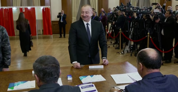 Ильхам Алиев на президентских выборах в Азербайджане набирает 92,05% голосов после обработки 93,35% бюллетеней