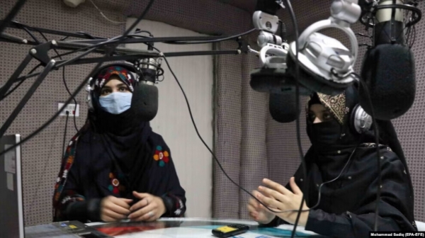 Новые директивы «Талибан»: женщинам запрещено звонить на радио, журналистам – фотографировать