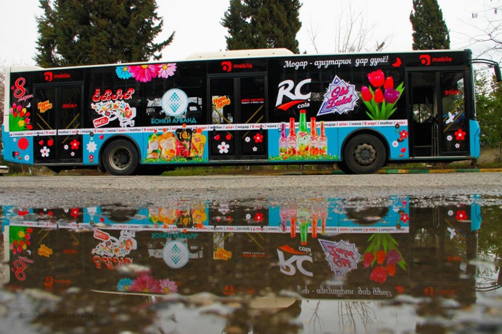 Праздничный автобус с музыкой и подарками запустили в Душанбе ко Дню матери