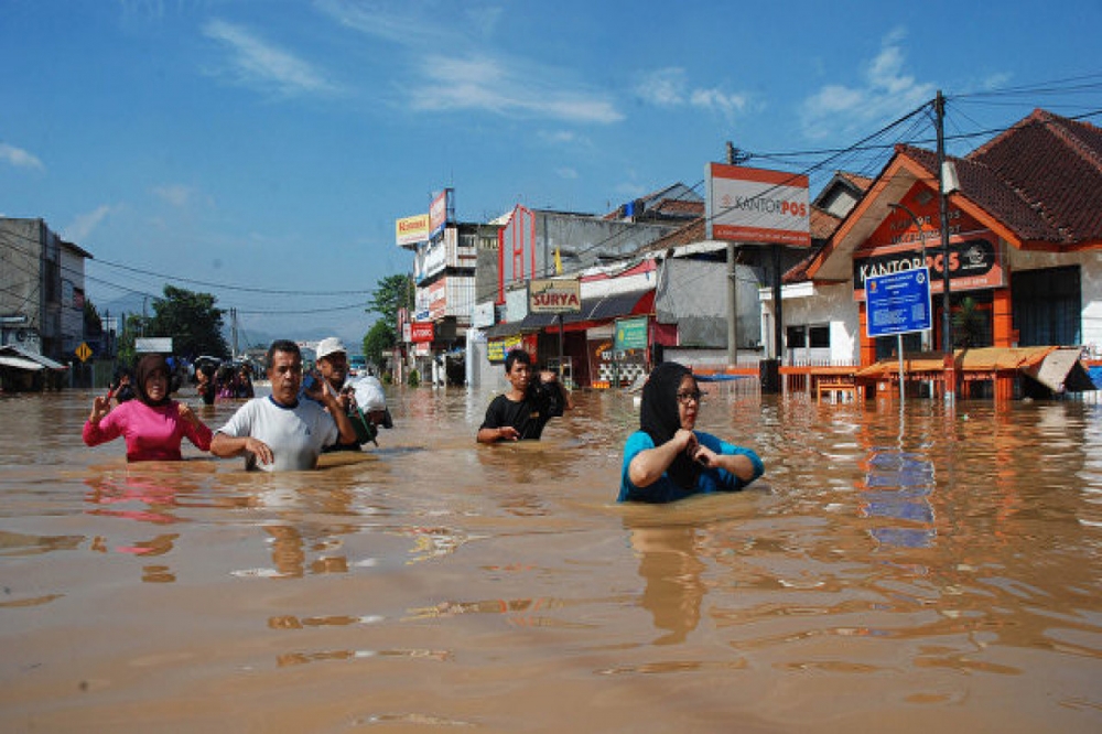 Из-за наводнения в Индонезии погиб 21 человек