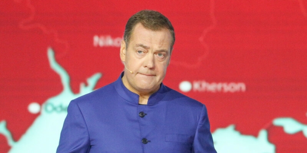Медведев назвал ничтожеством президента Латвии после его угроз в адрес России