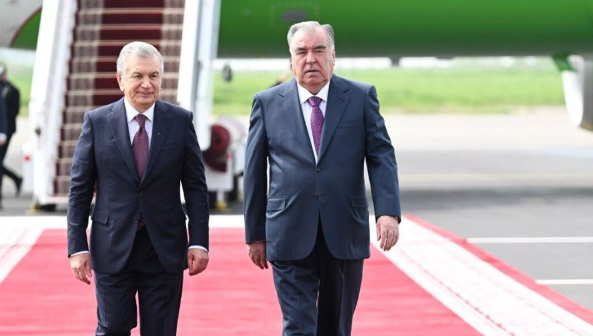 Мирзиёев начал государственный визит в Душанбе