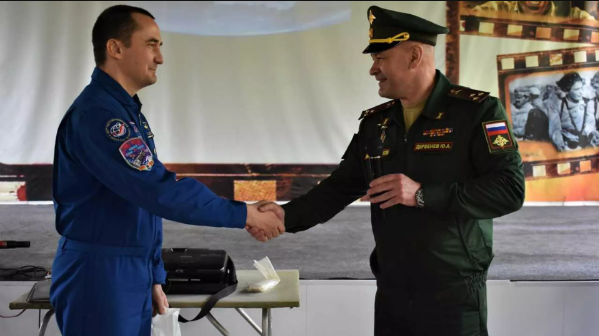 Космонавт Петр Дубров встретился с военнослужащими 201-й РВБ в Таджикистане