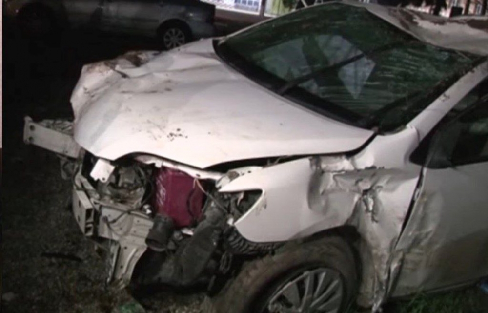 В Хатлоне 16-летний водитель на машине отца врезался в дерево, погиб его друг