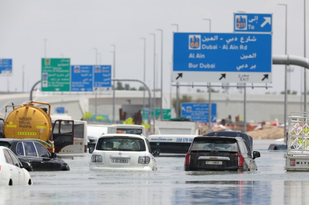 Аэропорт Дубая частично возобновил работу после шторма и наводнения