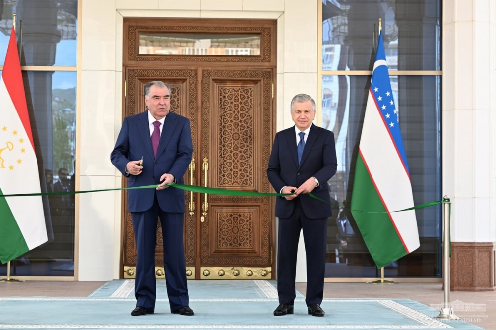 Рахмон и Мирзиёев открыли новое здание посольства Узбекистана