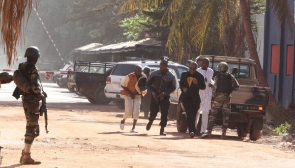 Террористы убили более 70 человек при атаке на лагерь в Буркина-Фасо