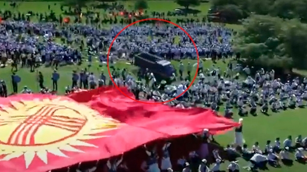 На юге Кыргызстана мини-грузовик сбил более 30 школьников