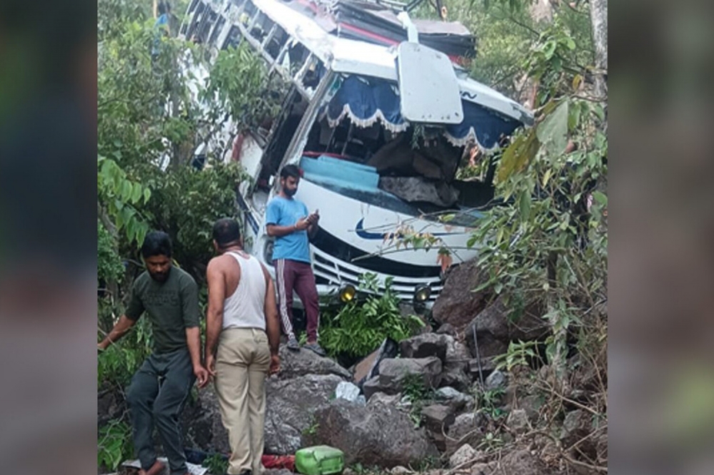 Автобус с паломниками в Индии упал в ущелье после обстрела боевиками