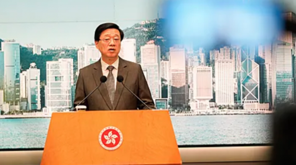 Глава Гонконга обвинил Запад в распространении ложных новостей об обстановке в городе