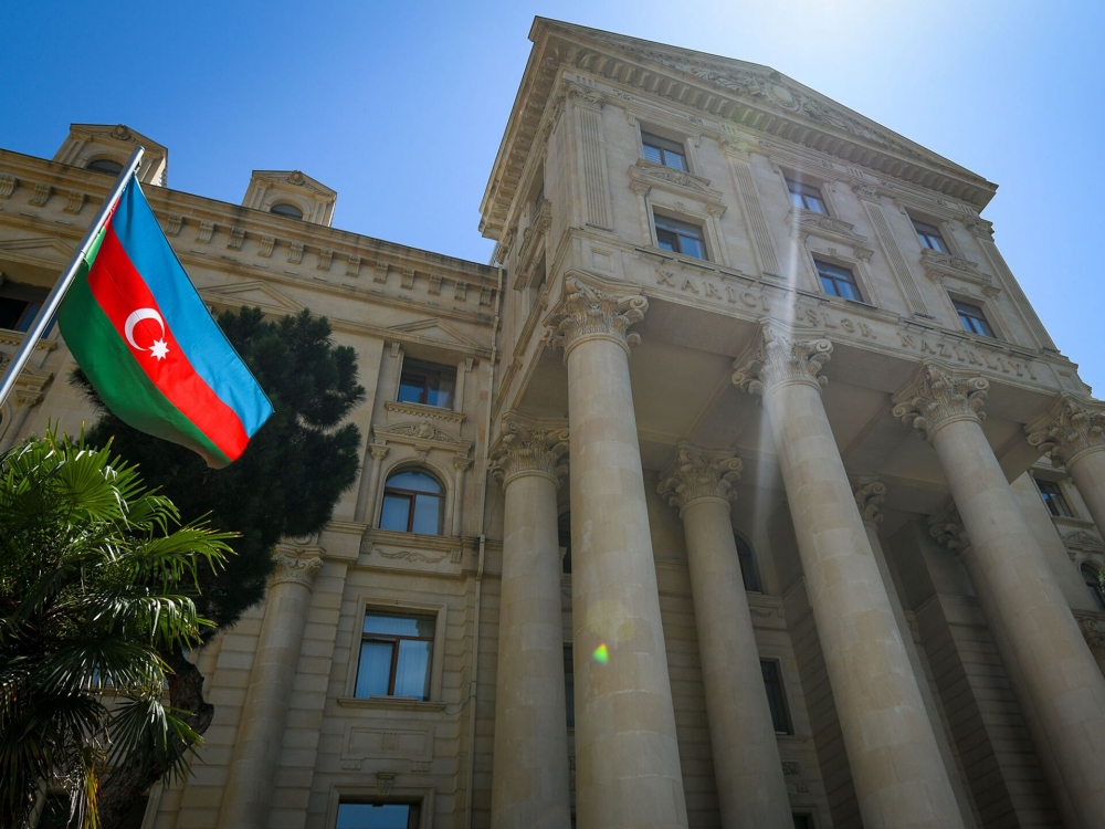 Азербайджан обвинил Макрона в попытках сорвать мирный процесс между Баку и Ереваном