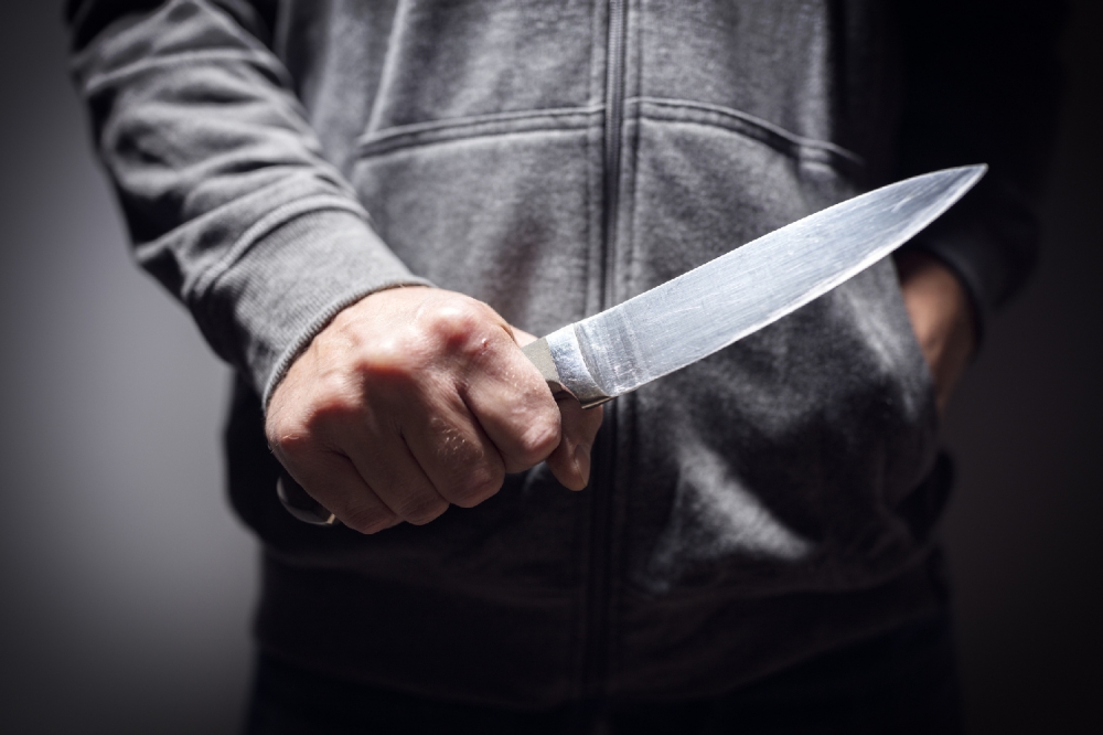 Иностранец изрезал девушку ножом около ТЦ в Москве