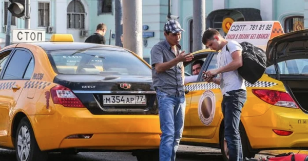 В Томской области мигрантам запретили работать в такси и общепите