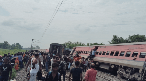 В Индии 12 вагонов скорого поезда сошли с рельсов: погибли три человека